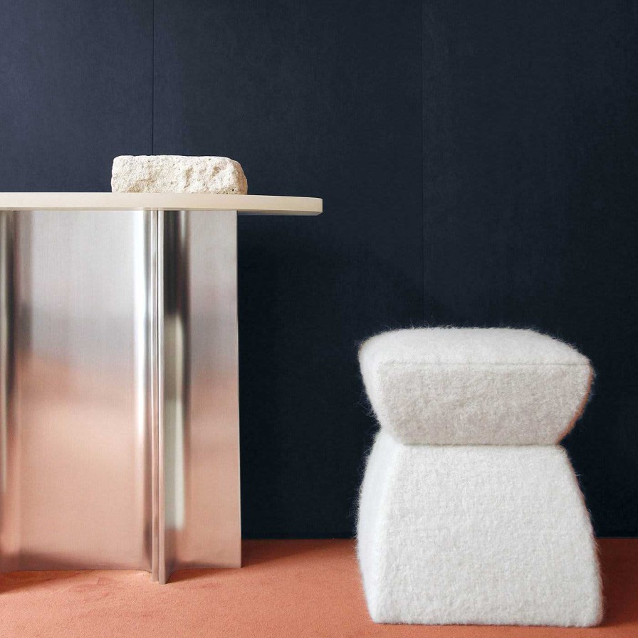 Mobilier Kabinet Ottomans Et Poufs | Pouf Cusi En Mohair Blanc De Danu Chirinciuc Et Daniel Nikolovski